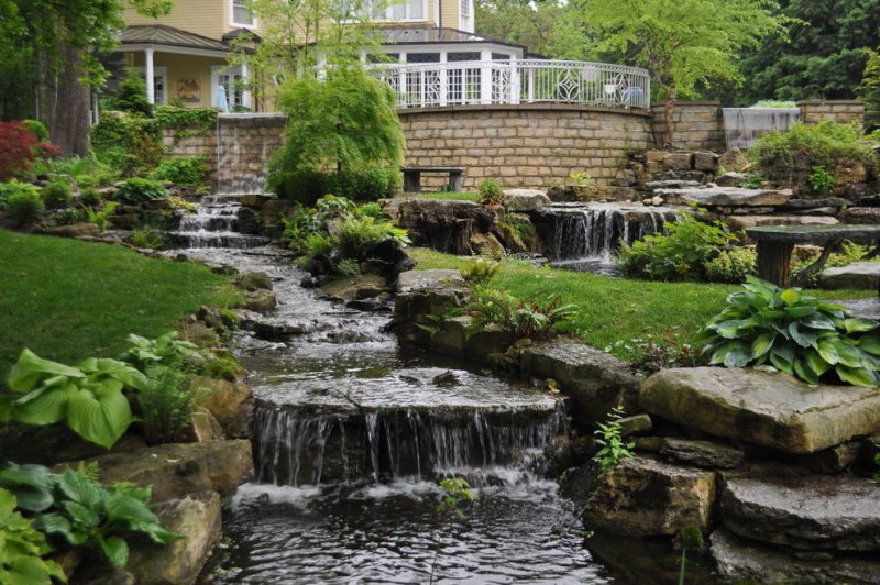 paysagiste-LE TIGNET-min_landscaping-rock-louisville-ky-traditional-landscape-and-boulders-brick-wall-bushes-grass-koi-law